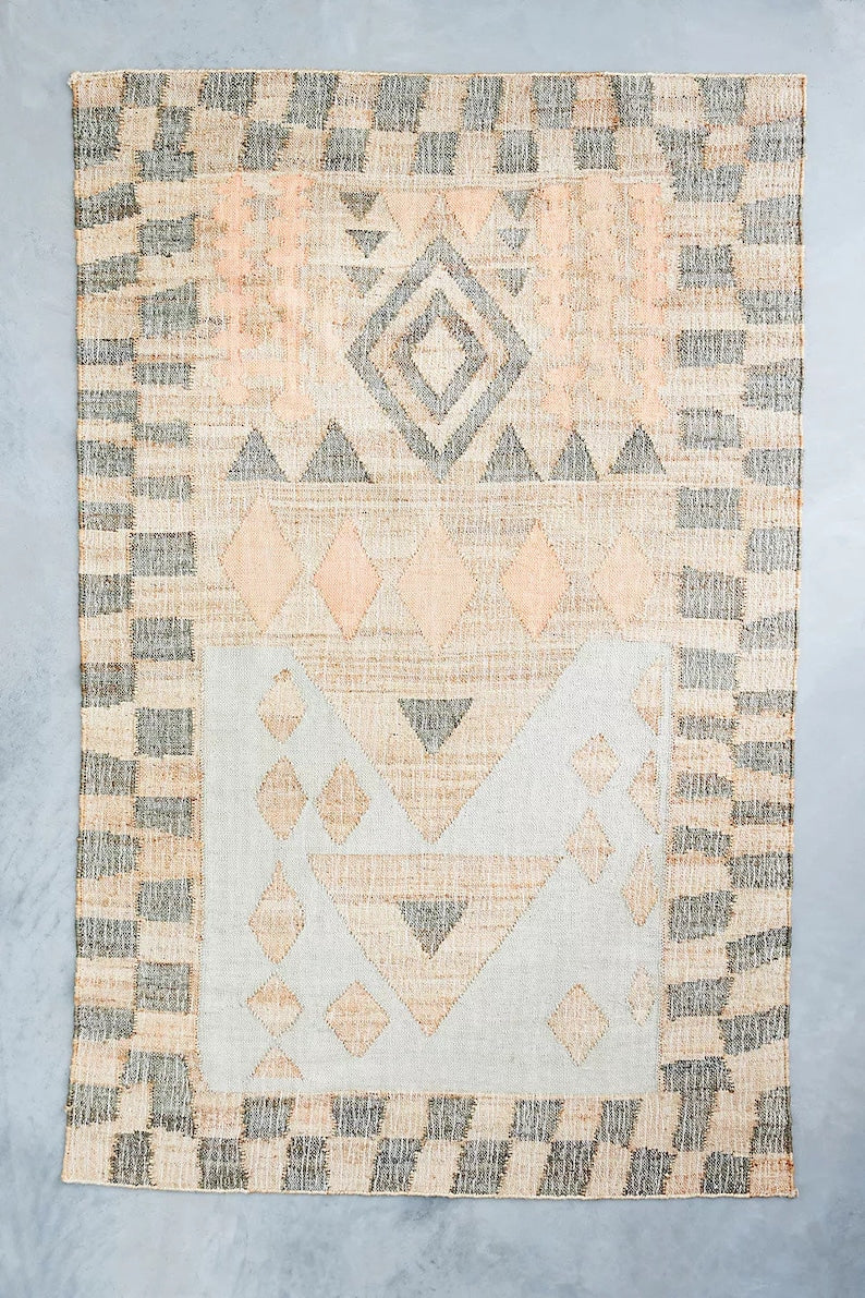 Geometric Tribal Rug – Handwoven Jute & Wool Flatweave in Muted Beige, Peach & Gray