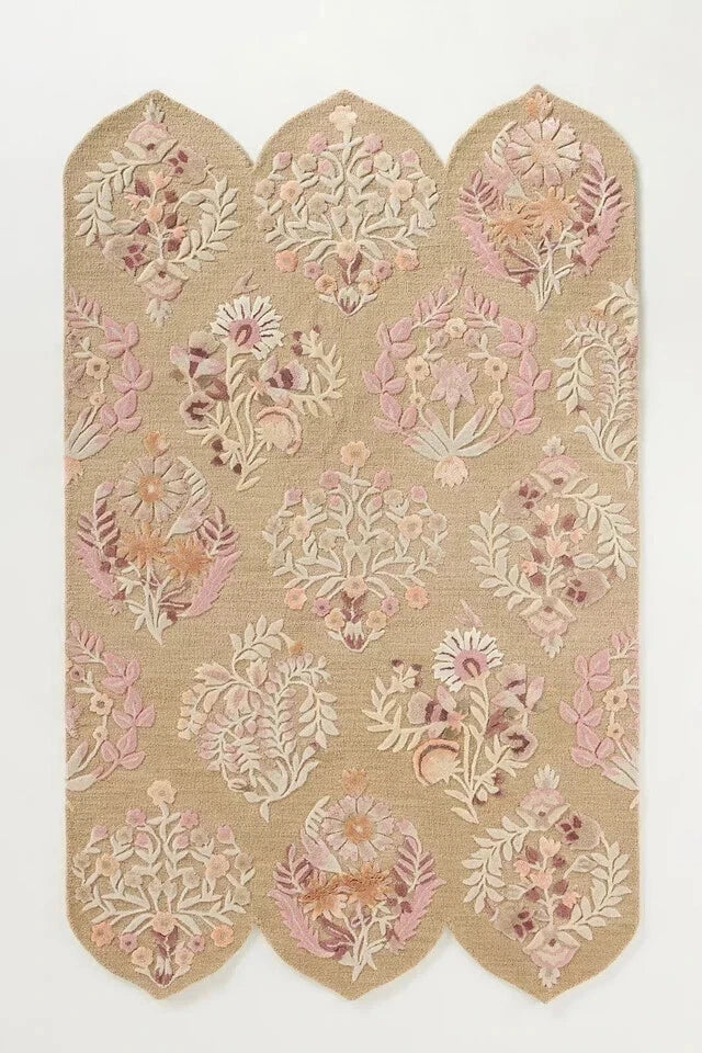 Hand-Tufted Wool & Silk Floral Rug Neutral Scalloped Edge Carpet - Rayna Design